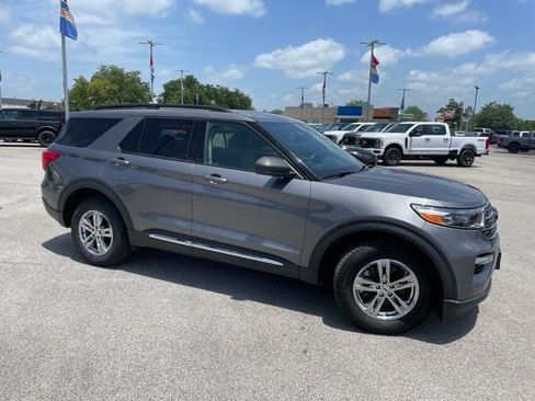 Used 2022 Ford Explorer XLT w/ Equipment Group 202A AWD/4WD image 2