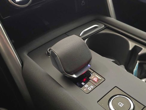 New 2025 Land Rover Discovery Dynamic SE image 33