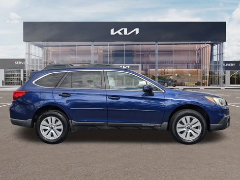 Used 2017 Subaru Outback 2.5i Premium image 3