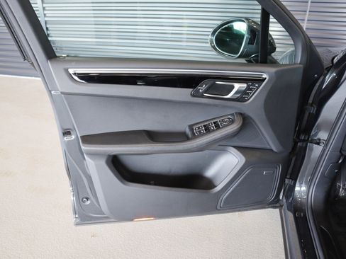Certified 2024 Porsche Macan AWD/4WD image 23