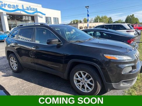 Used 2017 Jeep Cherokee Latitude w/ Cold Weather Group AWD/4WD image 1