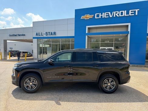 Used 2025 Chevrolet Traverse LT FWD image 3