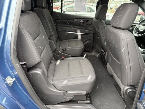 Used 2025 Chevrolet Traverse LT image 16