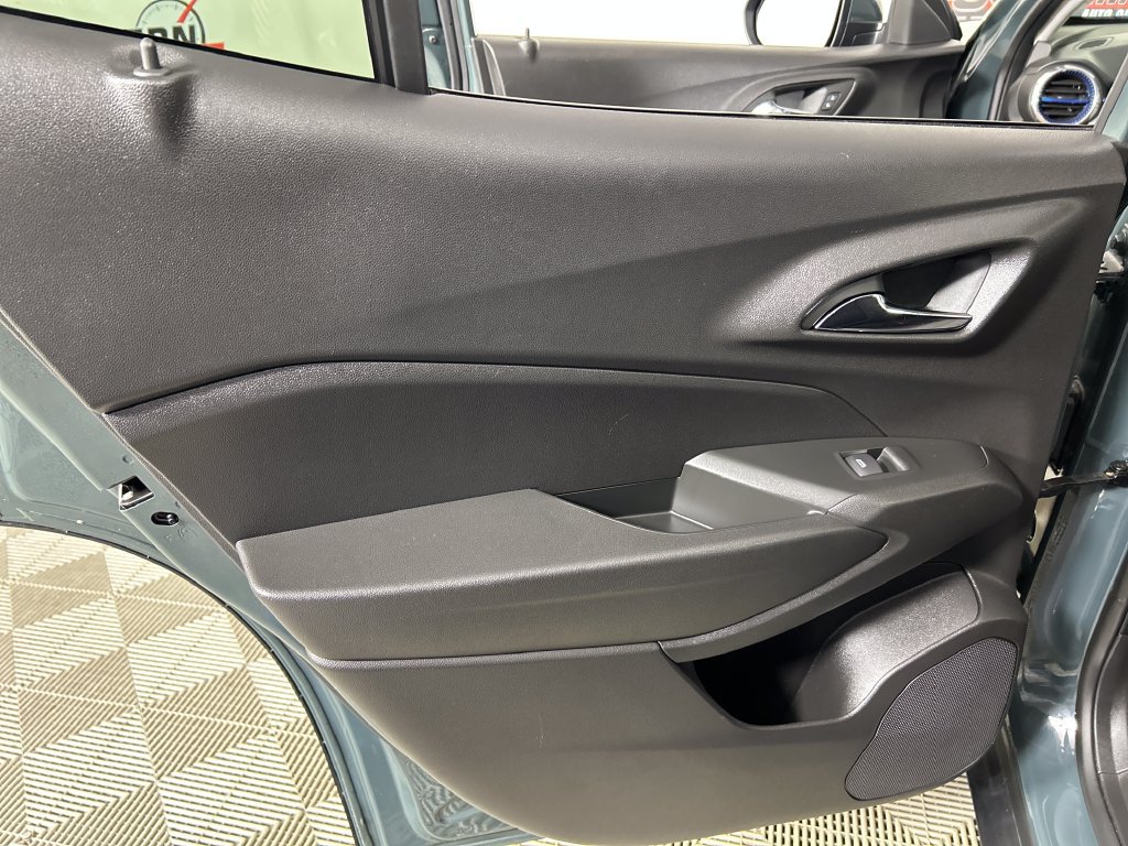 Used 2025 Chevrolet Trax LT FWD image 16