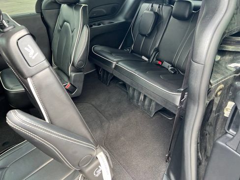 Used 2025 Chrysler Pacifica Limited FWD image 25
