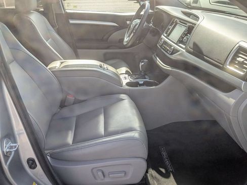 Used 2018 Toyota Highlander XLE w/ Carpet Mat Package (TMS) AWD/4WD image 32