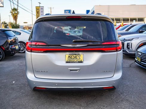 Used 2023 Chrysler Pacifica Limited image 9