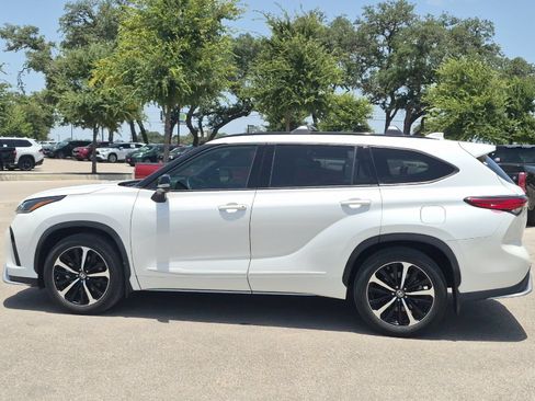Used 2021 Toyota Highlander XSE FWD image 2