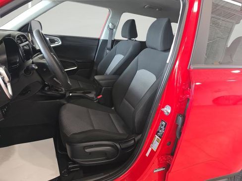 Used 2025 Kia Soul LX w/ LX Technology Package FWD image 10