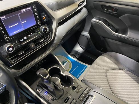 Used 2020 Toyota Highlander LE AWD/4WD image 12
