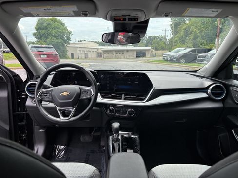 Used 2025 Chevrolet Trax LT w/ LT Convenience Package FWD image 28