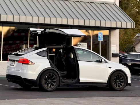 Used 2017 Tesla Model X 75D image 6