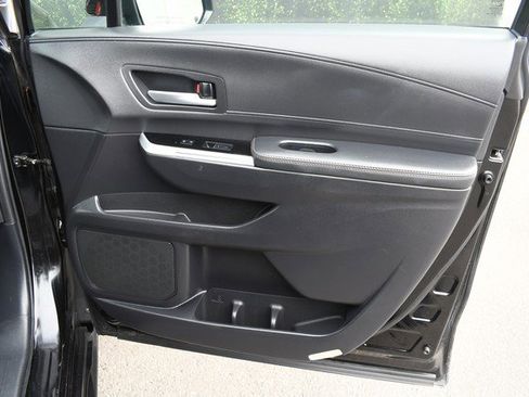 Used 2025 Toyota Sienna Limited image 24