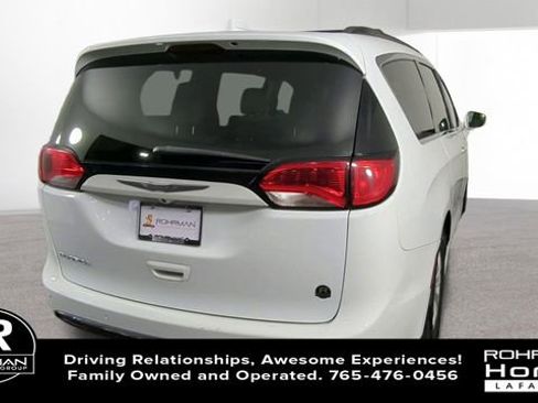 Used 2017 Chrysler Pacifica Touring-L image 9