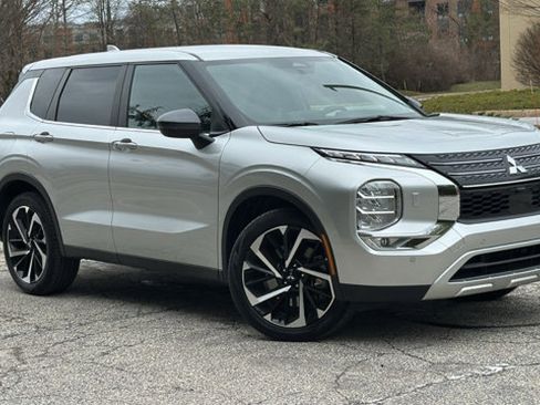 Used 2022 Mitsubishi Outlander SE image 1