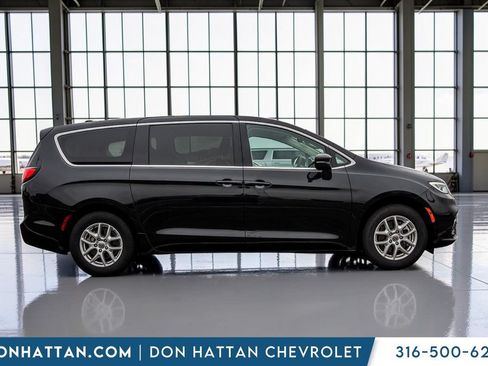 Used 2023 Chrysler Pacifica Touring-L FWD image 35