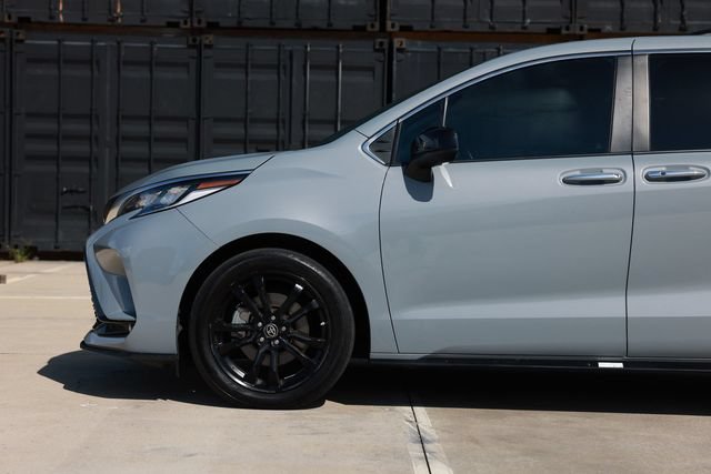 Used 2023 Toyota Sienna XSE FWD image 34