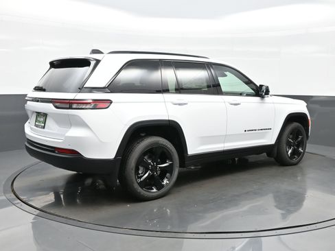 New 2025 Jeep Grand Cherokee Altitude image 6