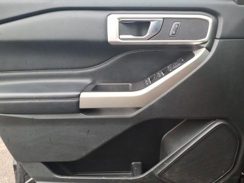 Used 2022 Ford Explorer XLT image 16