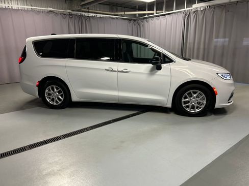 Used 2026 Chrysler Pacifica Select image 8