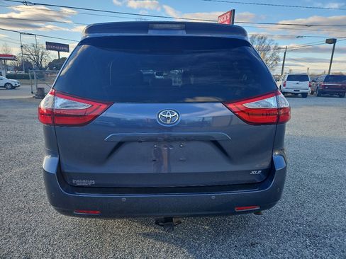 Used 2017 Toyota Sienna XLE Premium image 8