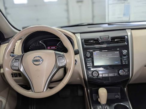 Used 2015 Nissan Altima 2.5 SV w/ Convenience Package FWD image 5