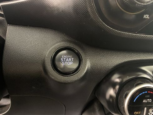 Used 2024 Hyundai Venue SEL FWD image 17