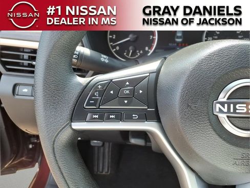 Used 2025 Nissan Altima 2.5 SV FWD image 13