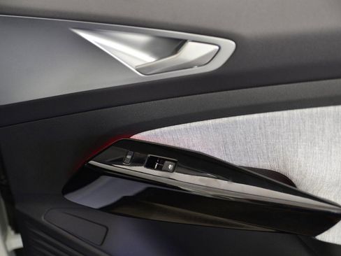 Used 2025 Volkswagen ID.4 Limited image 9