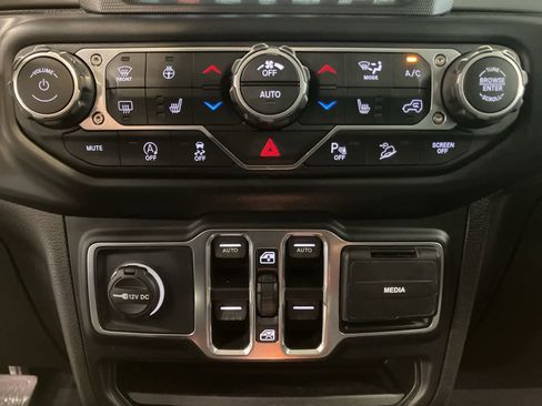 Used 2019 Jeep Wrangler Unlimited Sahara AWD/4WD image 17
