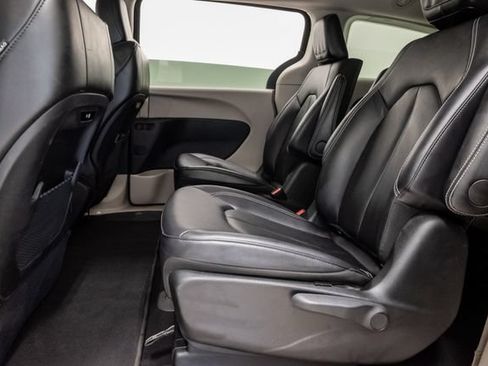 Used 2024 Chrysler Pacifica Limited FWD image 29