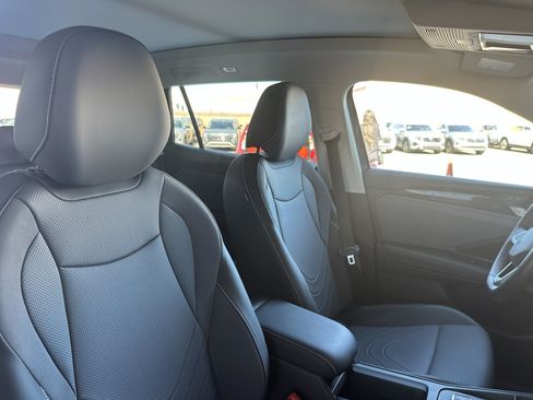 Used 2025 Volkswagen Tiguan SE w/ Panoramic Sunroof Package AWD/4WD image 41