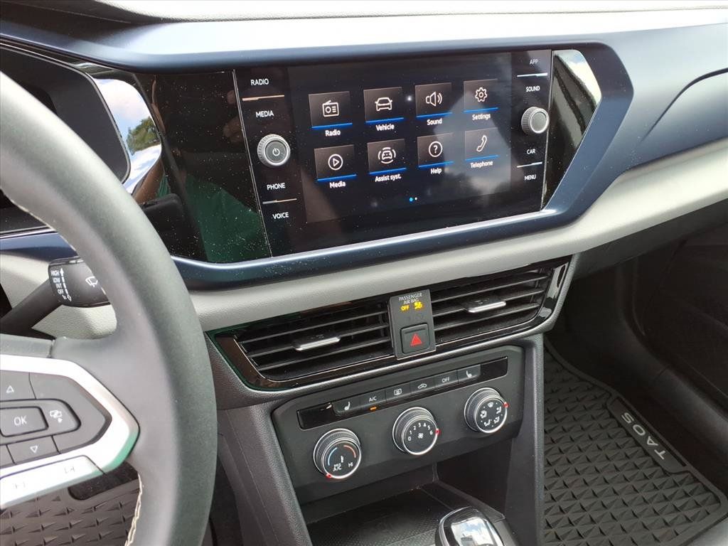 Used 2022 Volkswagen Taos SE w/ Panoramic Sunroof Package FWD image 28