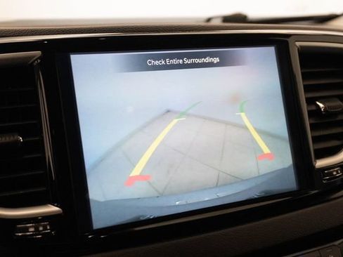 Used 2024 Chrysler Pacifica Touring-L FWD image 15