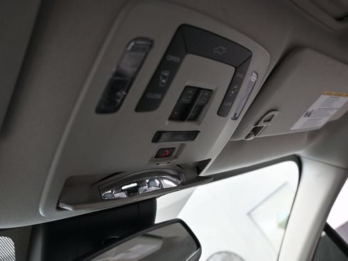 Used 2024 Toyota Sienna XLE FWD image 31