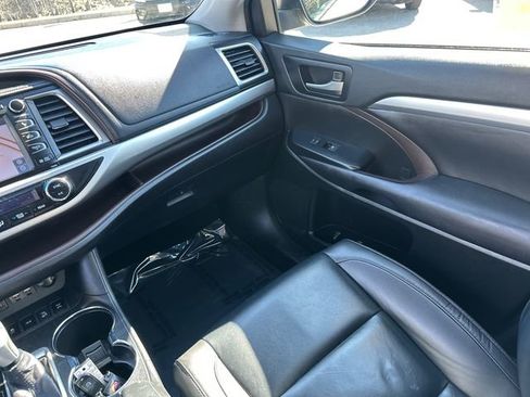 Used 2019 Toyota Highlander XLE image 24