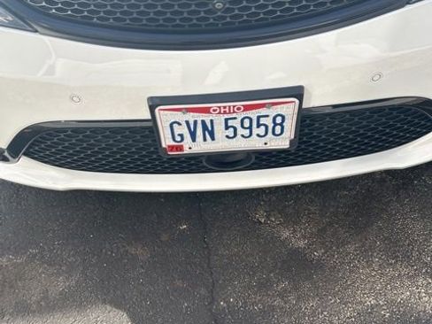 Used 2018 Chrysler Pacifica Limited image 3