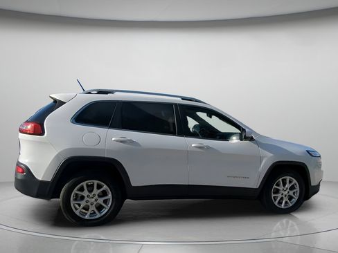 Used 2018 Jeep Cherokee Latitude w/ Safety Group FWD image 31