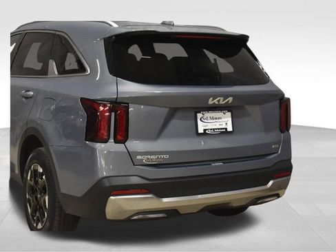 Used 2024 Kia Sorento S image 9