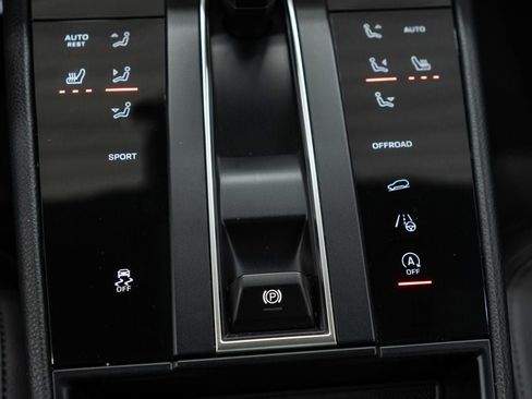 Used 2024 Porsche Macan AWD/4WD image 26