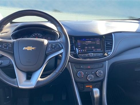 Used 2022 Chevrolet Trax LT w/ LT Convenience Package image 9