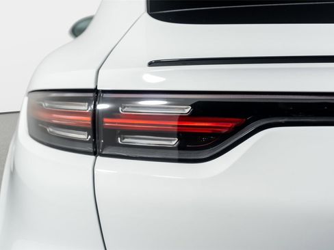 Used 2023 Porsche Cayenne Platinum Edition image 10