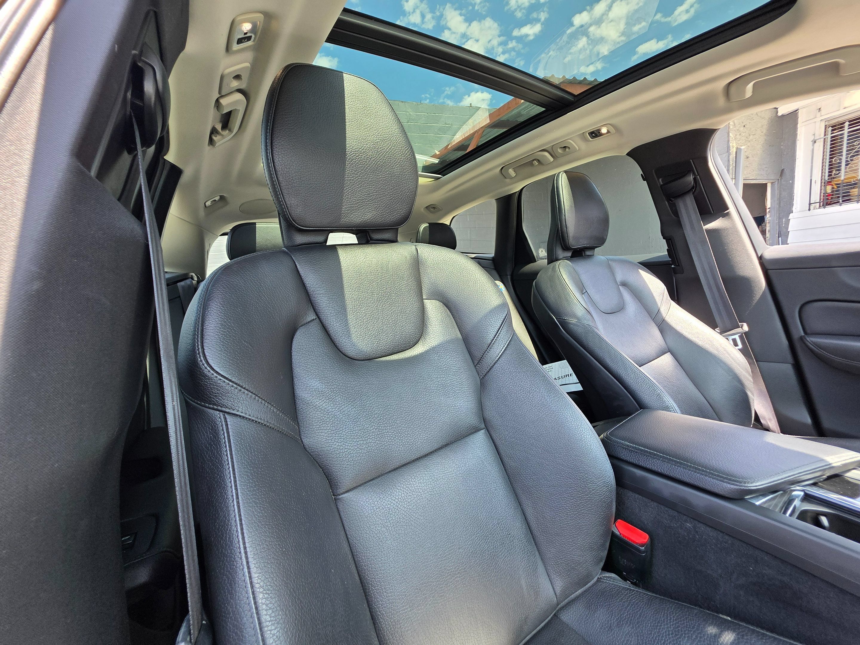 Used 2019 Volvo XC60 T6 Momentum w/ Multimedia Package AWD/4WD image 17