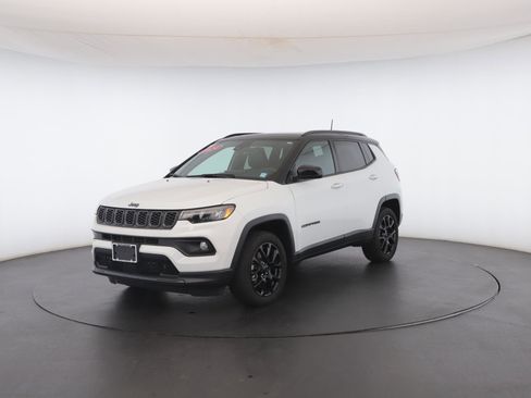 Used 2024 Jeep Compass Latitude w/ Sun and Sound Group image 40