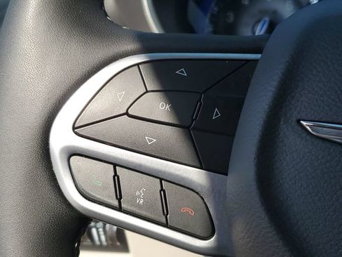 Used 2024 Chrysler Pacifica Touring-L FWD image 11