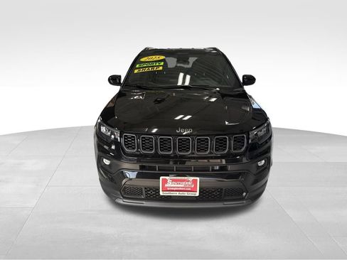 Used 2025 Jeep Compass Latitude w/ Convenience Group AWD/4WD image 9