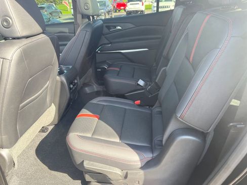 Used 2025 Chevrolet Traverse RS AWD/4WD image 27