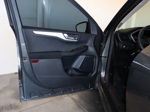 Used 2020 Ford Escape SE image 31