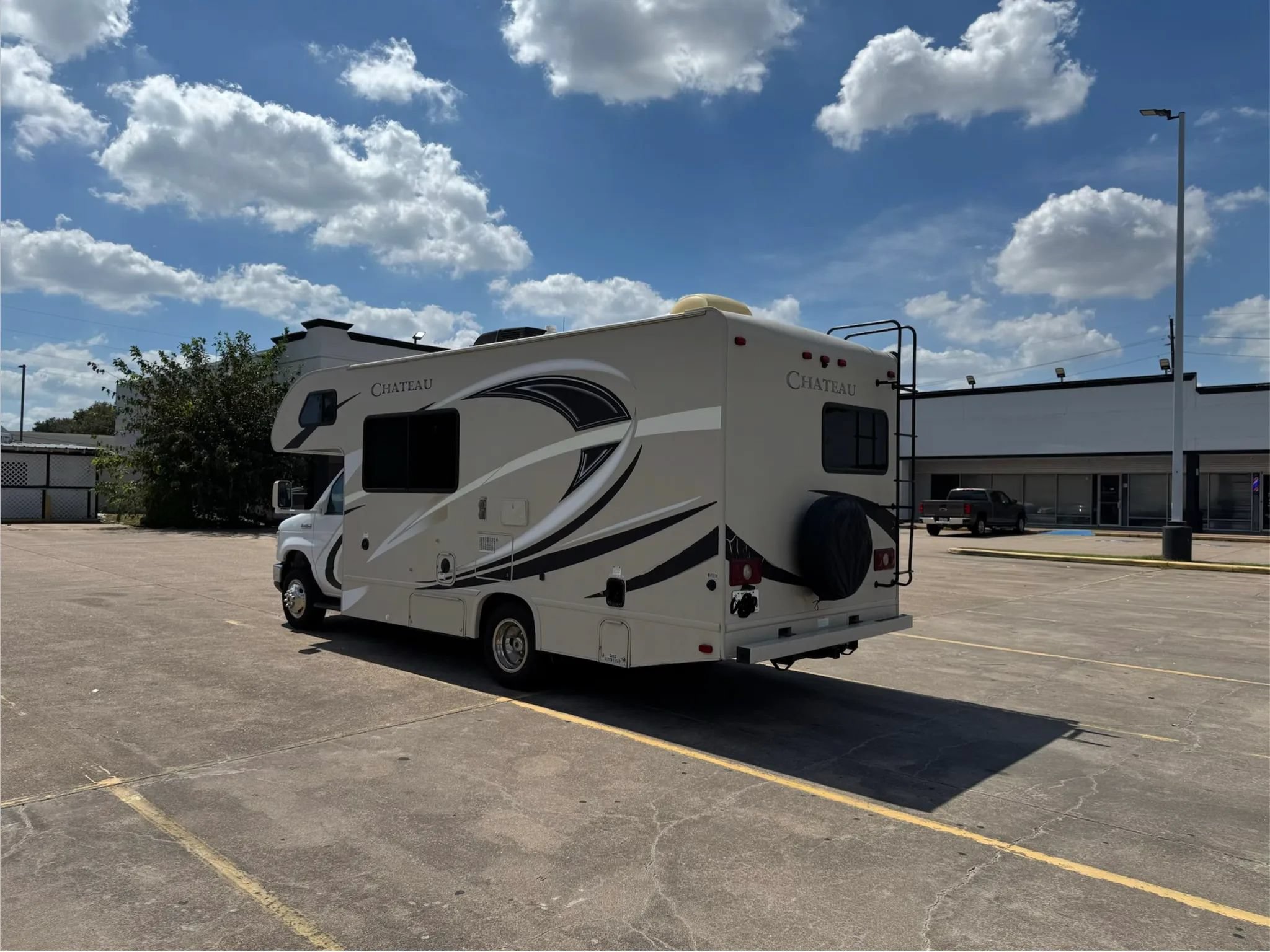 Used 2017 Ford E-450 and Econoline 450 Super Duty w/ Motorhome Prep Package RWD image 5