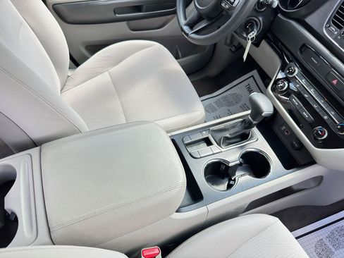 Used 2019 Kia Sedona L FWD image 55